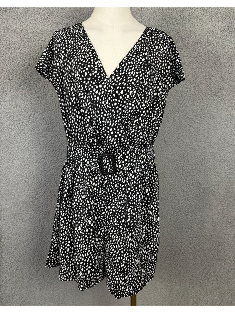 Cupshe  Women's Black & White Polka Dot Romper V-Neck Belted Size XL NWT's.